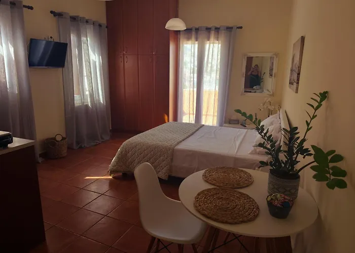 Virginia's Guest * Ermoupoli